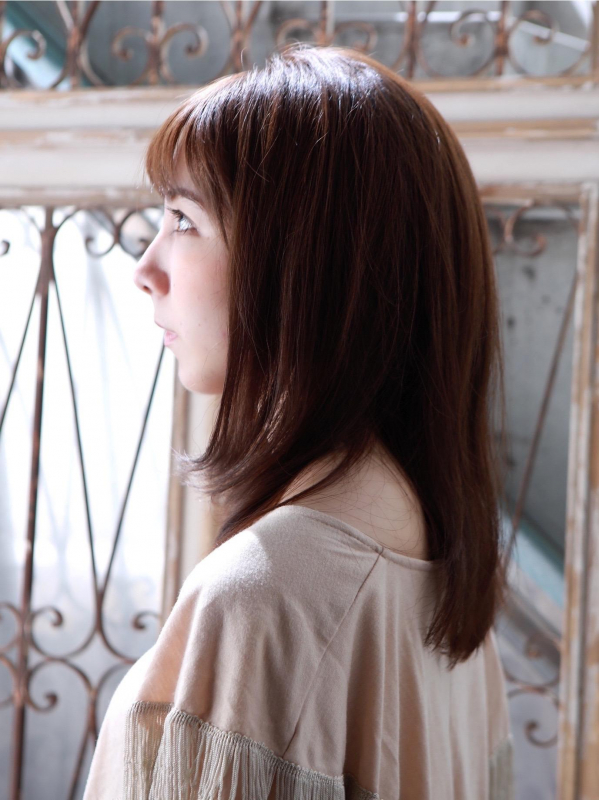 オン眉バング×内巻きレイヤーの清楚なミディアムストレート