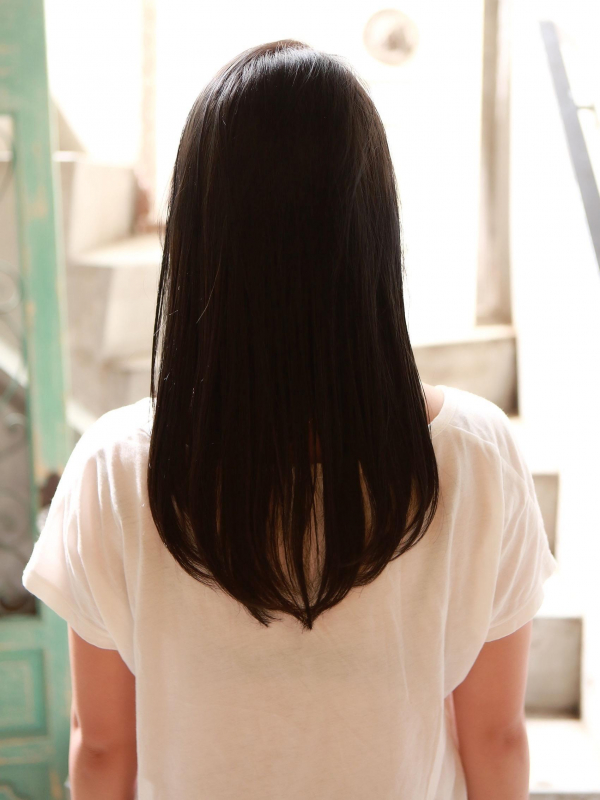 前髪なし×黒髪ストレートのアンニュイなミディアム