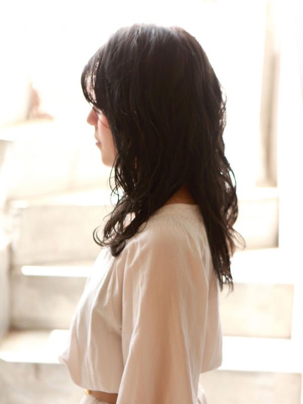 前髪なし×黒髪ウェーブの大人かわいいいミディアム