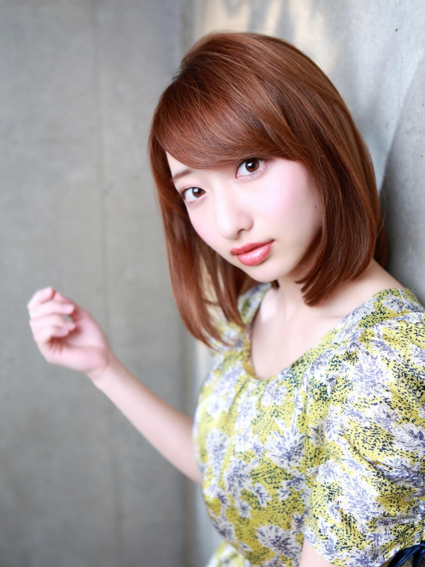 切りっぱなしが大人かわいい！ミディアムストレートボブ