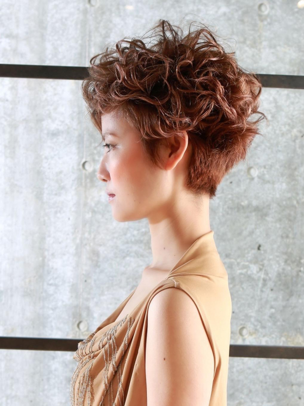 襟足刈り上げのカジュアルなパーマショートスタイル