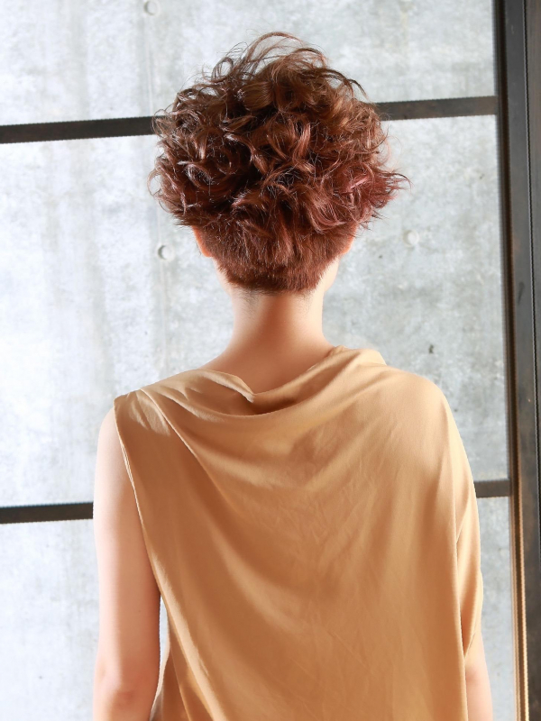 襟足刈り上げのカジュアルなパーマショートスタイル