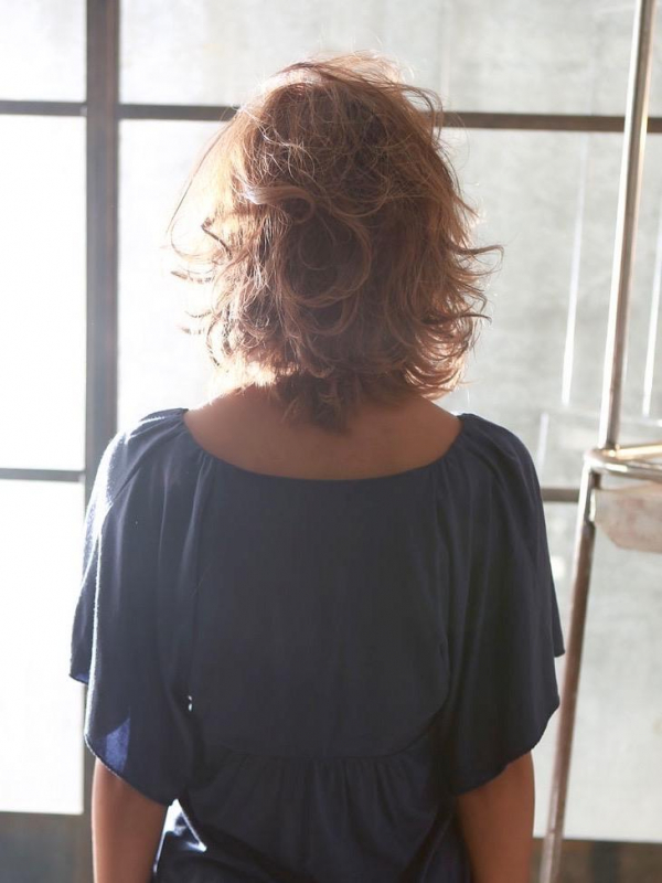 かきあげバング×スパイラル巻きの大人ミディアム