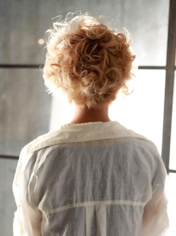 ハイトーンウェーブで個性的なショートスタイル