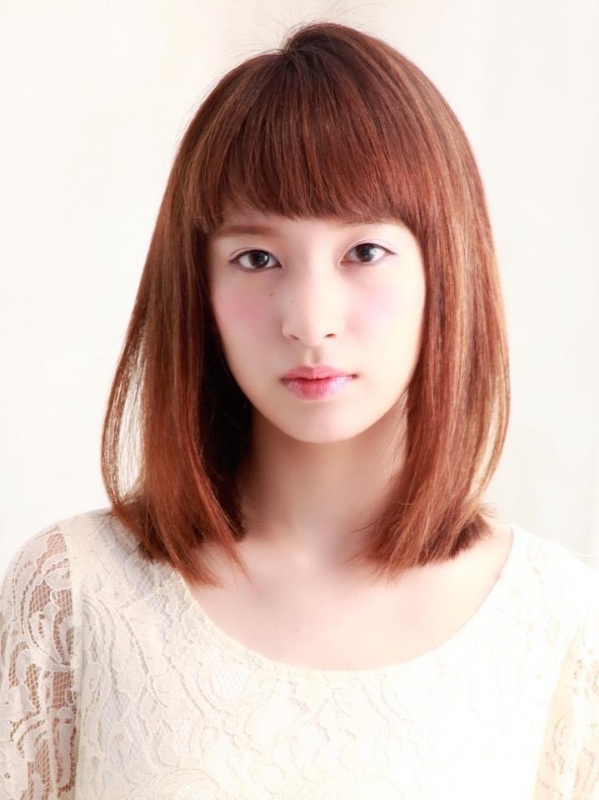 厚めバングで大人ガーリーなストレートミディアム