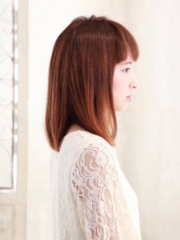厚めバングで大人ガーリーなストレートミディアム