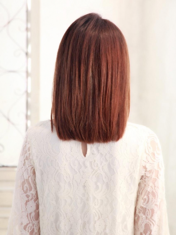 厚めバングで大人ガーリーなストレートミディアム