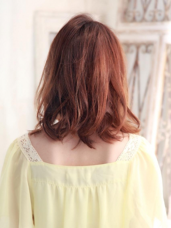 エアリーなゆるふわカール×厚めバングの透明感あるミディアム