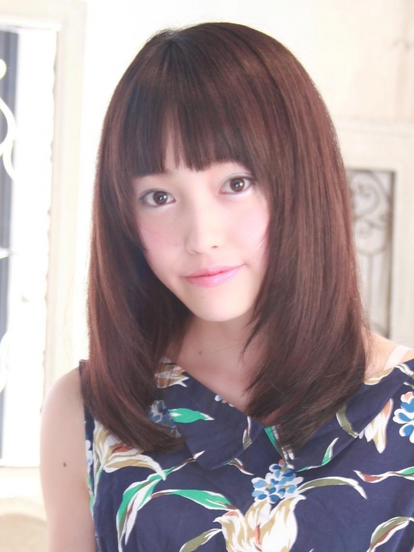 ぱっつん前髪×レイヤーストレートの暗髪ミディアム