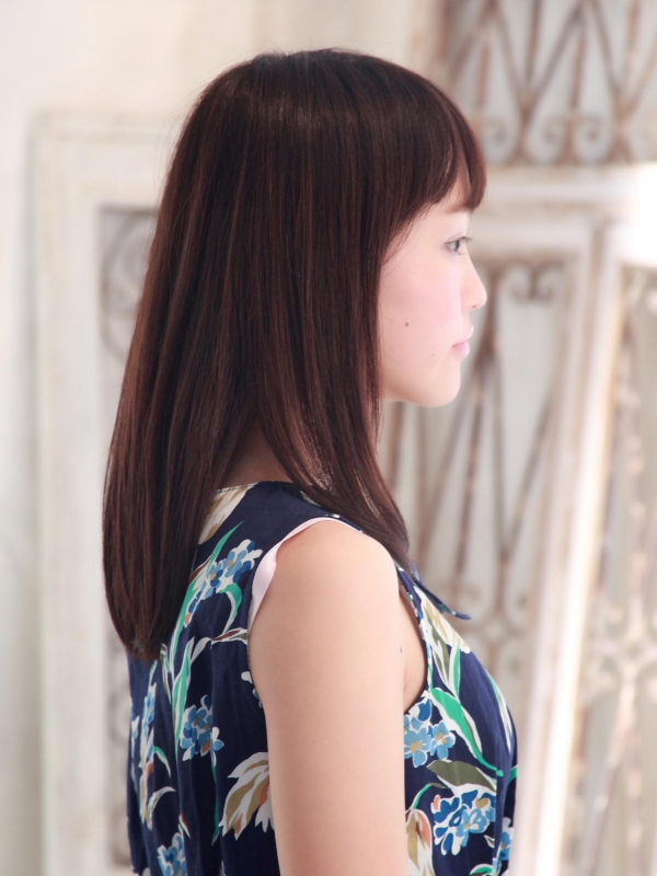 ぱっつん前髪×レイヤーストレートの暗髪ミディアム