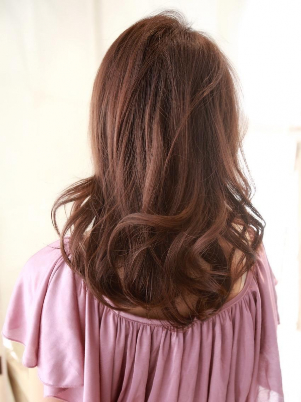 前髪あり×毛先ゆるふわウェーブの大人ミディアム