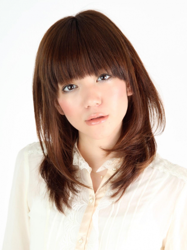 厚めバング×ウルフレイヤーのラフなミディアムストレート