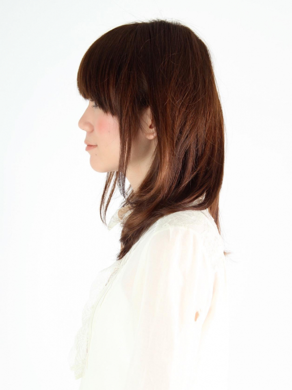 厚めバング×ウルフレイヤーのラフなミディアムストレート