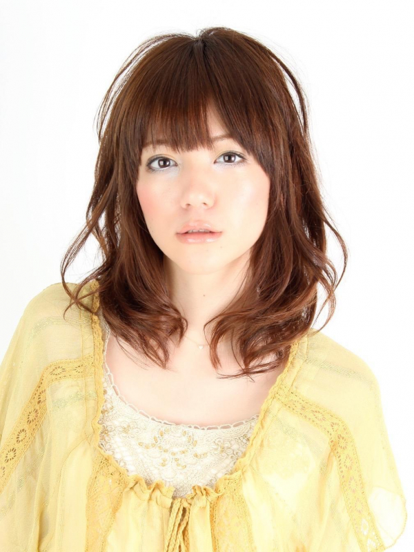 ぱっつん前髪×ゆるふわウェーブの全方位愛されミディアム