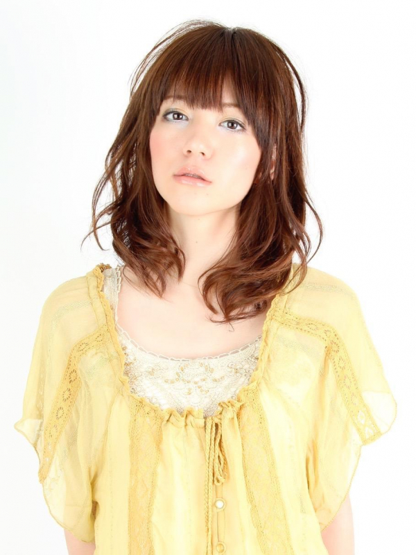 ぱっつん前髪×ゆるふわウェーブの全方位愛されミディアム