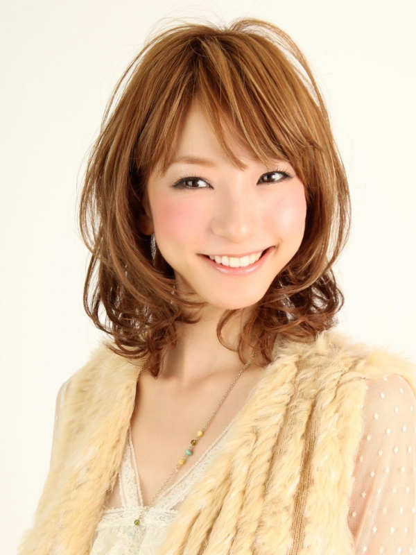 ハイライトで立体感！ニュアンスカールのくびれミディ