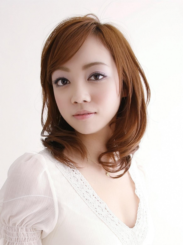 斜めバング×内巻きレイヤーカールの大人ミディアム