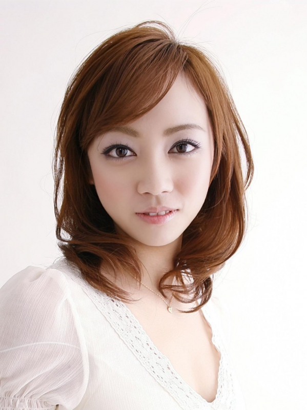 斜めバング×内巻きレイヤーカールの大人ミディアム