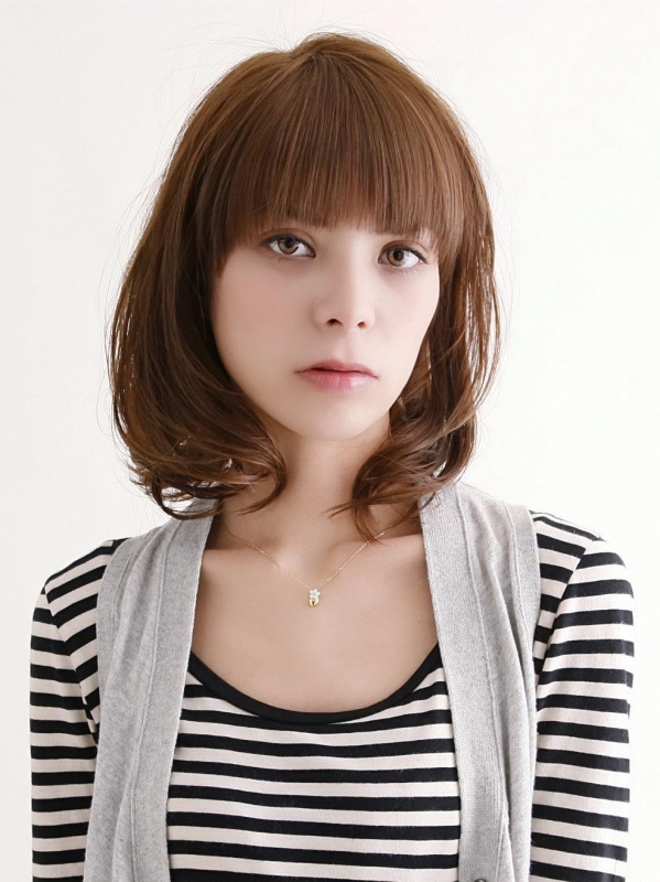 ぱっつん前髪×ゆるふわカールの大人かわいい愛されミディアム