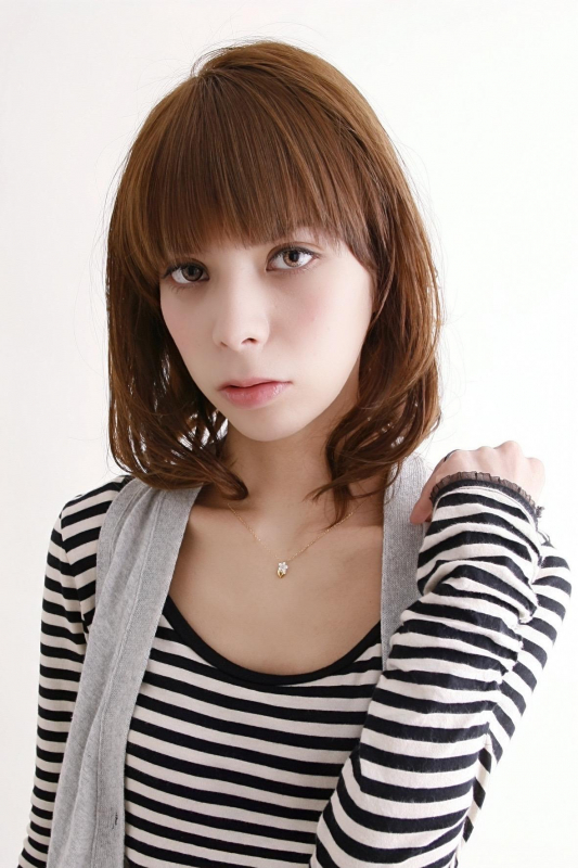 ぱっつん前髪×ゆるふわカールの大人かわいい愛されミディアム