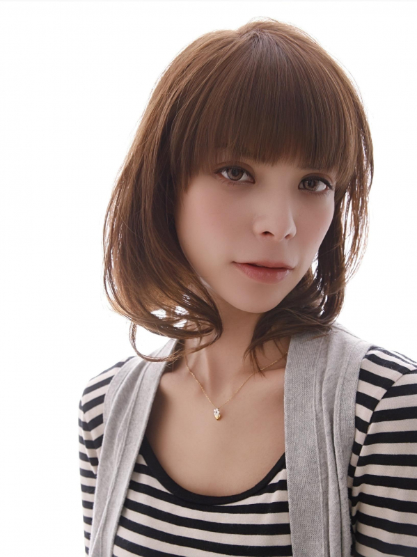 ぱっつん前髪×ゆるふわカールの大人かわいい愛されミディアム