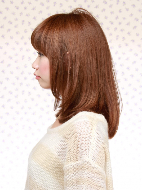 厚めバング×内巻きレイヤーのガーリーなミディアムストレート