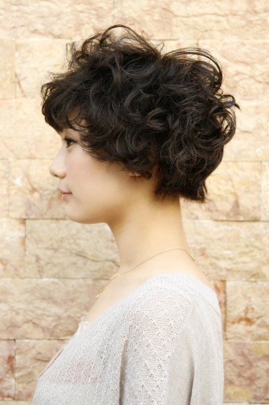 おしゃれな黒髪のショートスパイラルパーマ