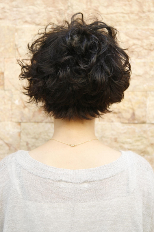 おしゃれな黒髪のショートスパイラルパーマ