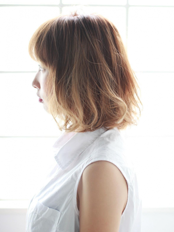 ゴールド系ハイトーンカラー×ゆるふわウェーブのエアリーミディ