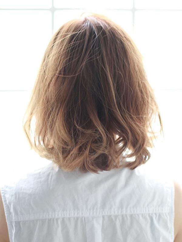 ゴールド系ハイトーンカラー×ゆるふわウェーブのエアリーミディ