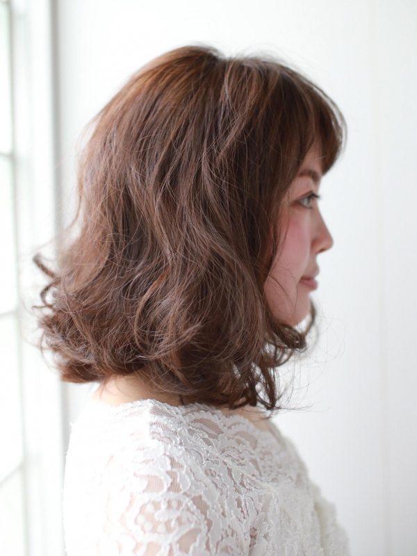 ミルクティーベージュ×ゆるふわカールの大人かわいいミディアム