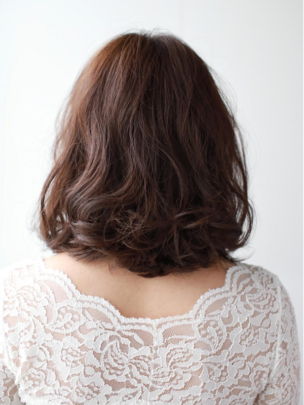 ミルクティーベージュ×ゆるふわカールの大人かわいいミディアム