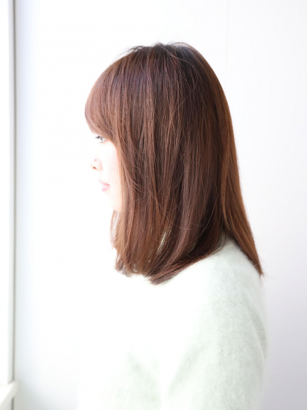 斜めバング×内巻きワンカールの大人かわいいミディアム