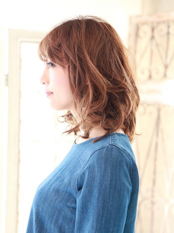 ツヤ感ゆるふわウェーブの大人ミディアム