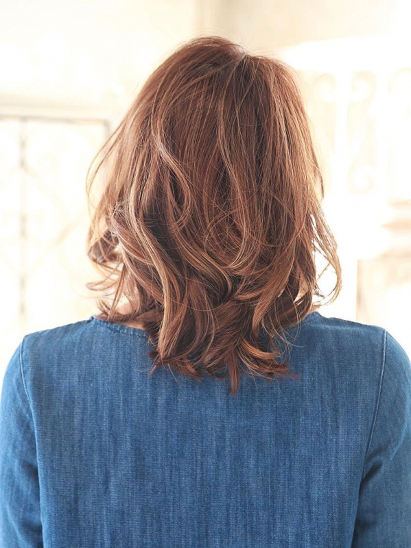 ツヤ感ゆるふわウェーブの大人ミディアム