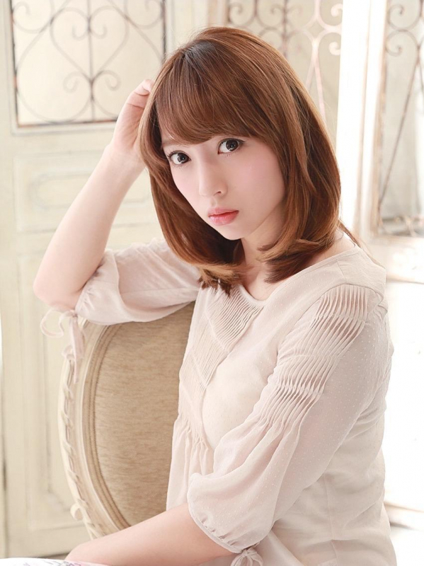 内巻きレイヤーストレート×オレンジブラウンの上品ミディアム