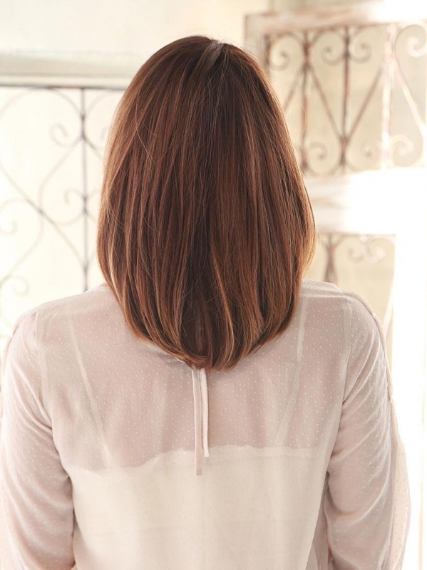 内巻きレイヤーストレート×オレンジブラウンの上品ミディアム