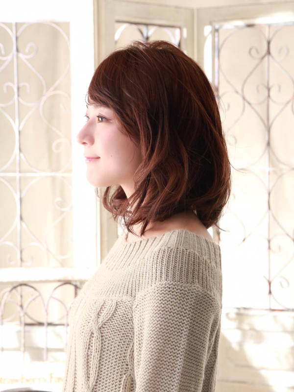 ナチュラルでふんわりとしたミックスパーマのミディアムスタイル