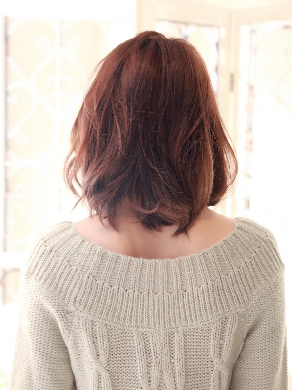 ナチュラルでふんわりとしたミックスパーマのミディアムスタイル