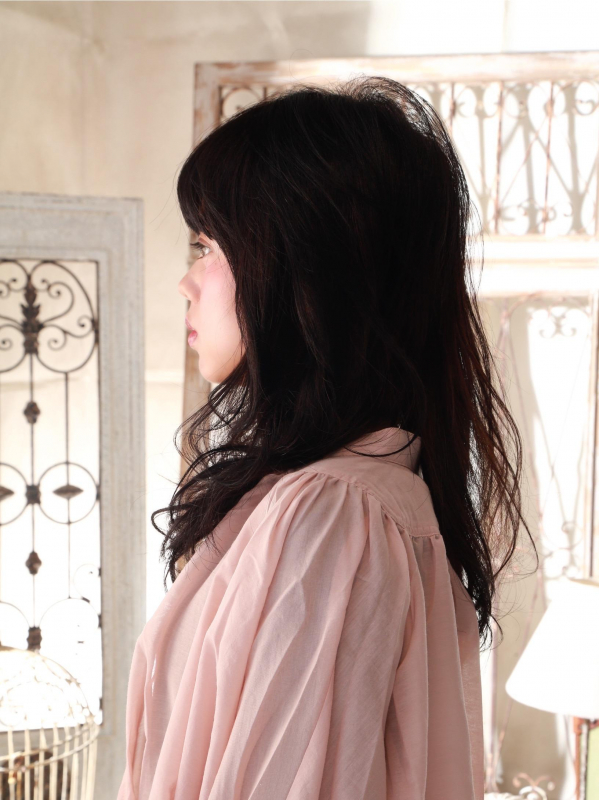 前髪厚め×黒髪パーマがドラマチックなセミロング