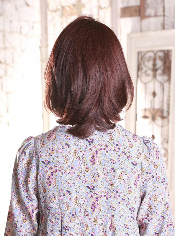 チェスナットブラウン×流し前髪でナチュラルで大人なミディアム