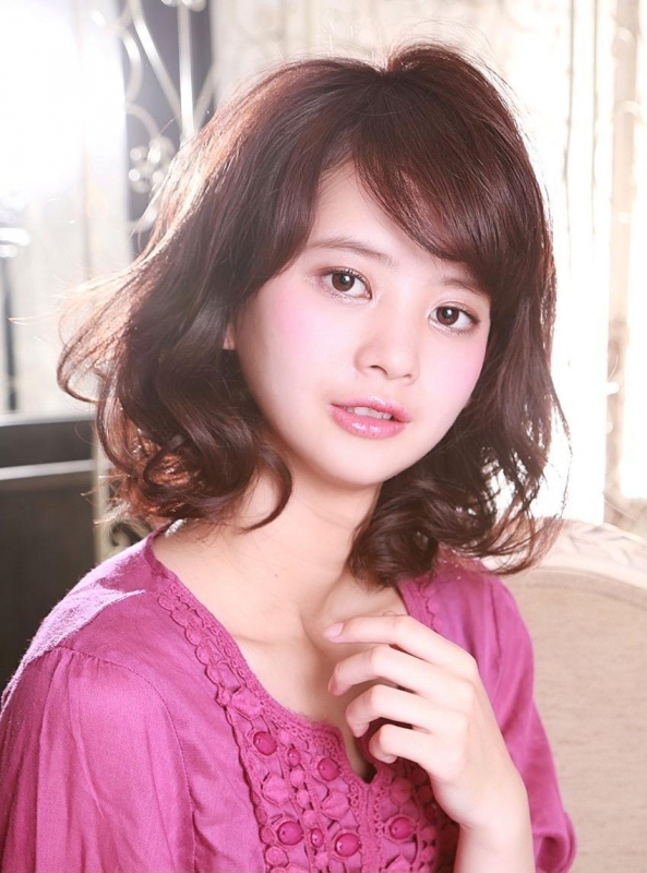 ゆるふわウェーブでフェミニンなミディアムスタイル