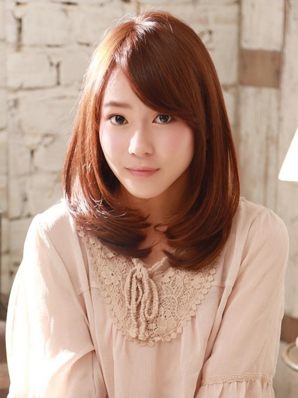 内巻き×レイヤーで華やか！ 前髪ありストレートのセミロング