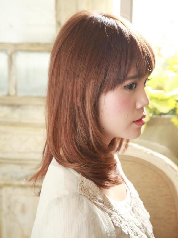 ふんわりとしたナチュラル内巻きのミディアムスタイル