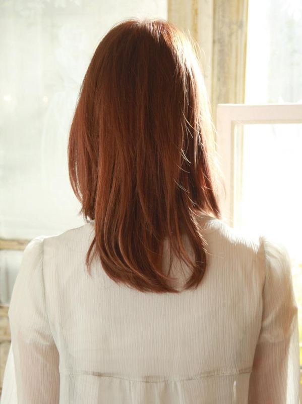 ふんわりとしたナチュラル内巻きのミディアムスタイル