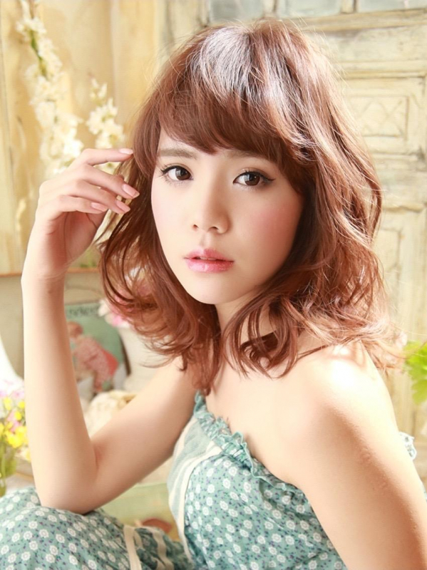 前髪ありのレイヤーが入ったセクシーなミディアムスタイル