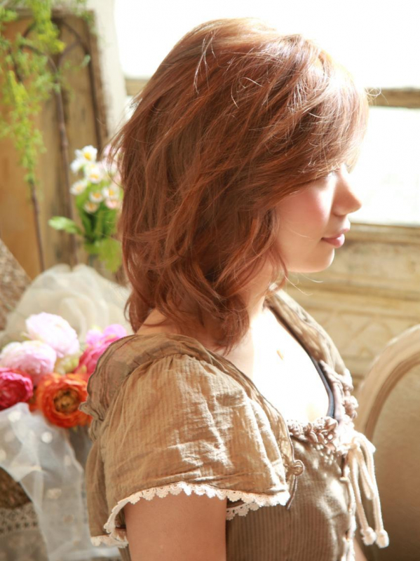 大人セクシーなレイヤー入りのウェーブミディアム