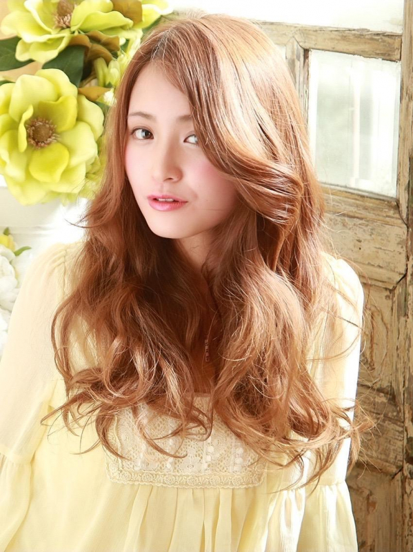 ゴールドブラウンの大きめウェーブがリッチなセミロング