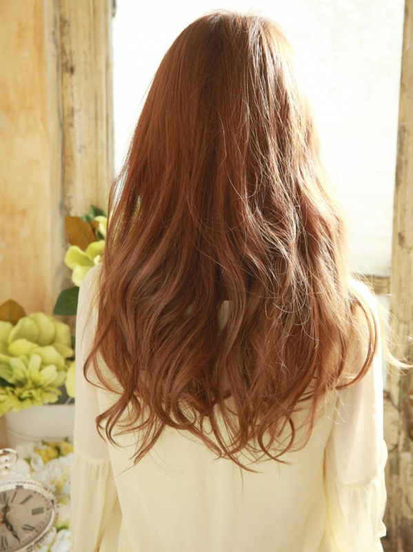 ゴールドブラウンの大きめウェーブがリッチなセミロング