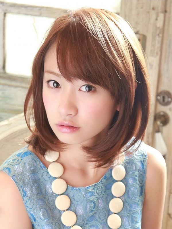 シンプルな内巻きで大人なカジュアルなミディアムヘア